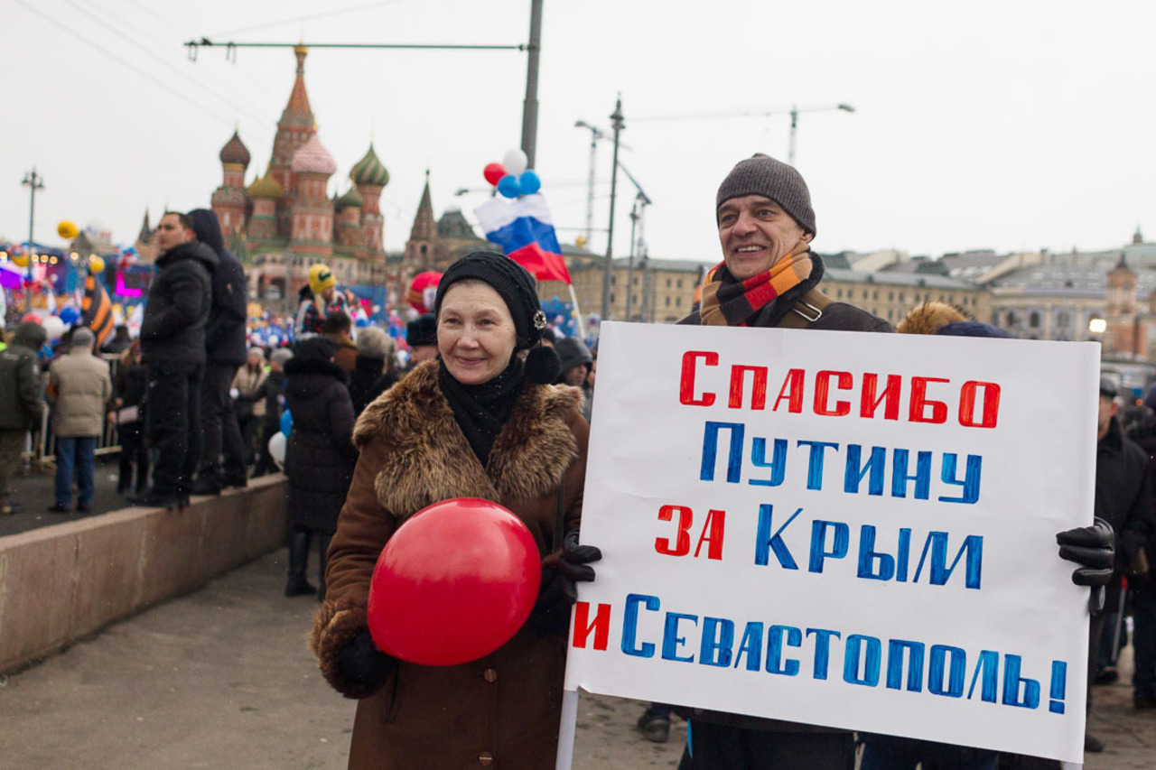 Почему россиян мало. Лозунги в поддержку президента. Крымчане хотели в Россию.