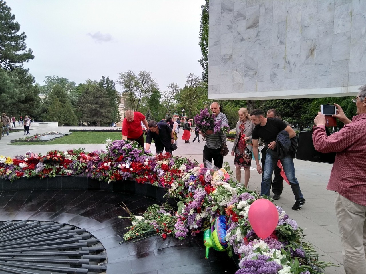 Сегодня 9. Возложение цветов к могиле неизвестного солдата. Возложение цветов 22 июня 2021. Александровский сад Москва вечный огонь. Возложение венков у могилы неизвестного солдата в Москве.