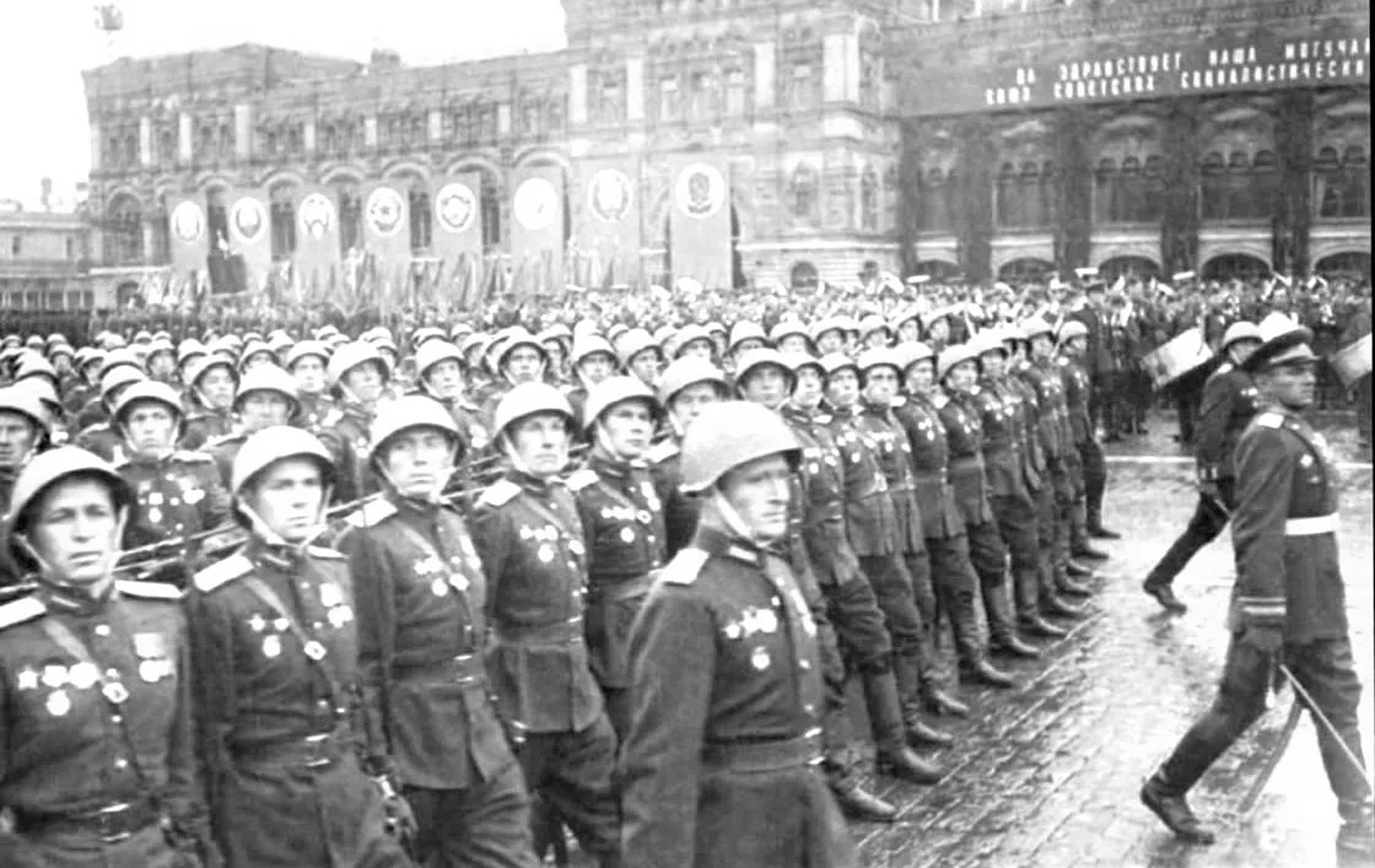 Солдаты на параде 1945